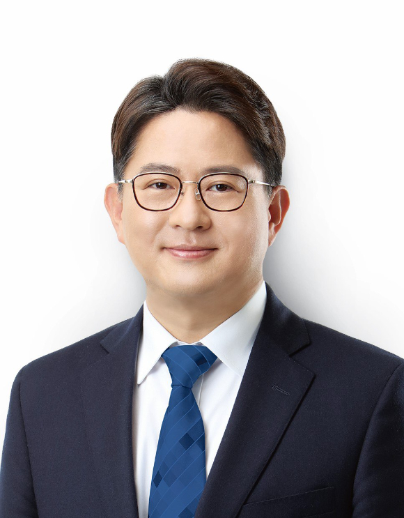 박민규 더불어민주당 의원(서울 관악갑)이 8일 아동수당 지급 연령을 확대하는 내용의 '누구나 아동수당' 법안을 대표 발의했다. [사진=박민규 더불어민주당 의원실]