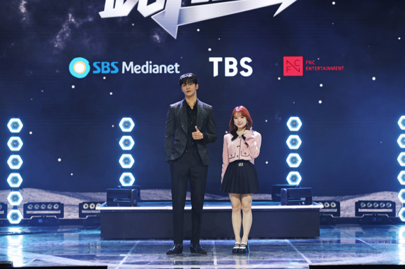 가수 SF9 로운과 HKT48 야부키 나코가 6일 온라인으로 진행된 SBS M '더 아이돌밴드' 제작발표회에서 포즈를 취하고 있다. [사진=SBS M, FNC엔터테인먼트, TBS]
