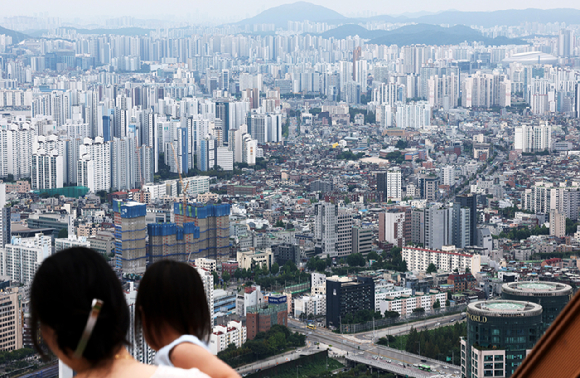 서울 영등포구 여의도 63빌딩 전망대에서 바라본 시내 곳곳에 자리 잡은 아파트 전경 [사진=연합뉴스]