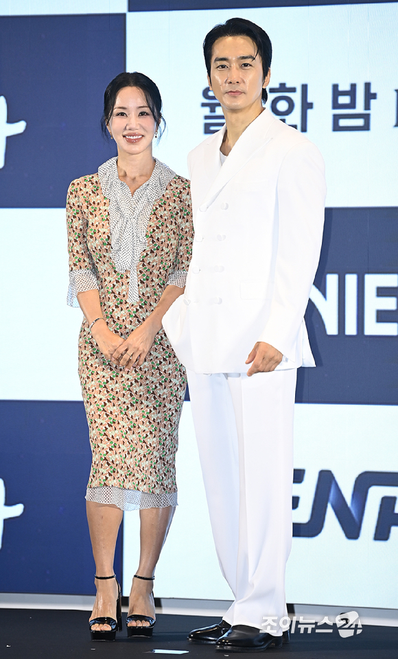 배우 엄정화, 송승헌이 12일 오후 서울 구로구 더 세인트에서 열린 지니 TV '금쪽같은 내 스타' 제작발표회에서 포토타임을 갖고 있다. [사진=곽영래 기자]