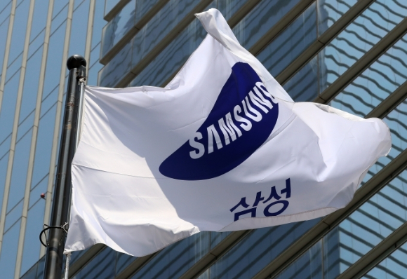  삼성전자 주가가 4개월만에 8만원대를 회복했다. 사진은 서울 본사에 걸린 삼성 깃발. [아이뉴스DB]