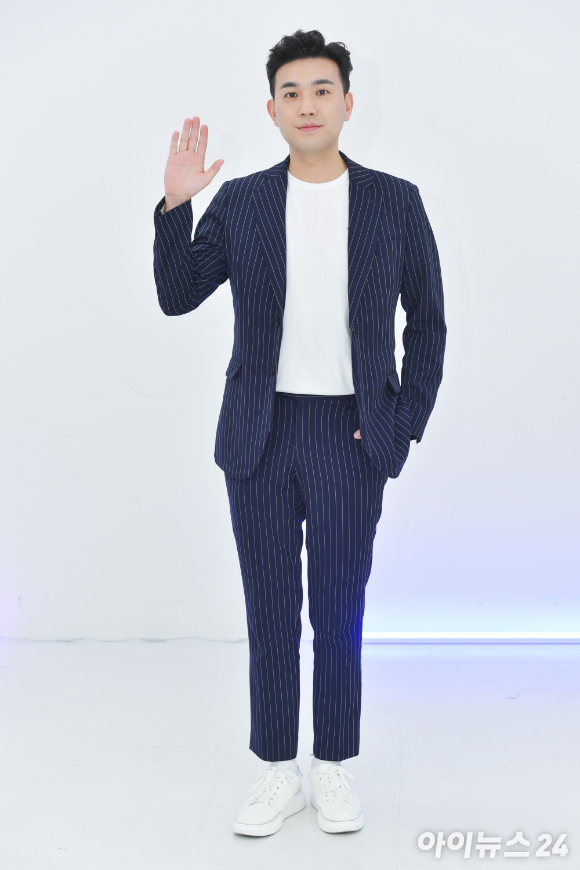 김선근 아나운서가 11일 온라인으로 진행된 KBS 2TV 새 예능프로그램 '국민동요 프로젝트 아기싱어' 제작발표회에 참석해 포즈를 취하고 있다. [사진=KBS]
