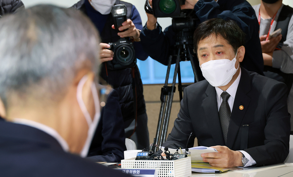 김주현 금융위원장이 1일 5대 금융지주 회장과의 간담회에서 발언하고 있다. [사진=금융위원회]