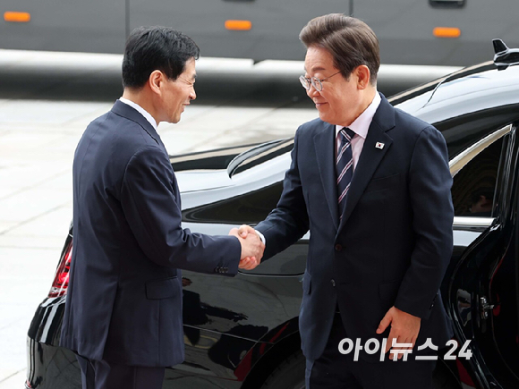 이재명 대통령이 26일 서울 여의도 국회에서 열린 추가경정예산안 시정연설을 위해 본관으로 들어서고 있다. [사진=국회사진기자단]