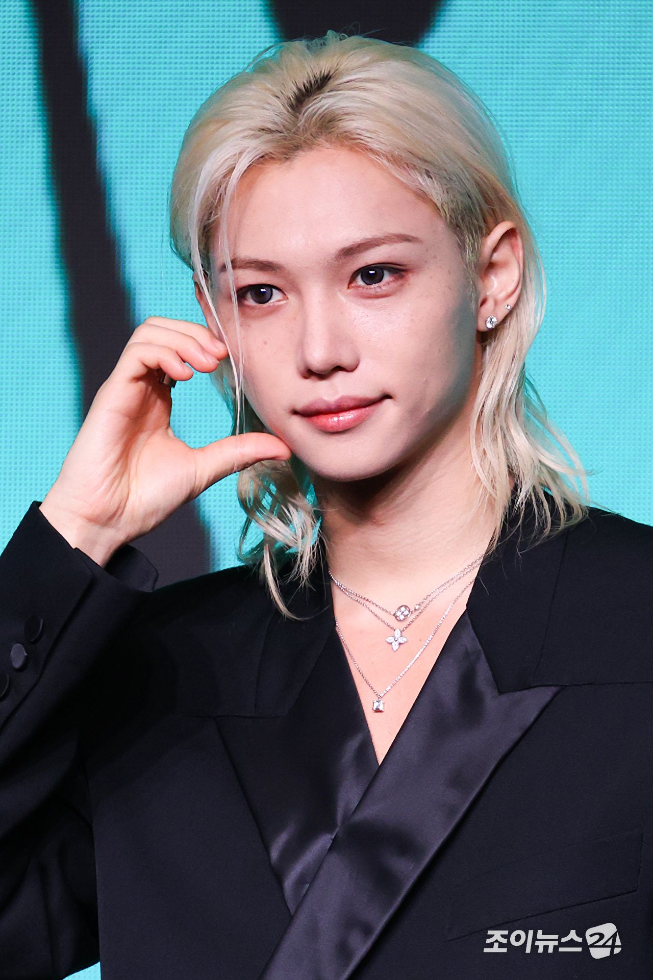 그룹 스트레이 키즈 필릭스가 6일 오후 서울 영등포구 여의도동 콘래드 서울 호텔에서 진행된 스트레이 키즈(Stray Kids) 새 미니앨범 '디스 앤 댓(THIS & THAT)' 발매 기념 기자간담회에 참석해 포즈를 취하고 있다. [사진=문수지 기자]