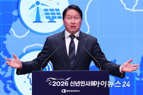 김민석(오른쪽 세 번째) 국무총리와 최태원(왼쪽 두 번째) 대한상공회의소 회장, 정청래(왼쪽) 더불어민주당 대표, 장동혁 국민의힘 대표가 2일 오후 서울 중구 대한상공회의소에서 열린 2026 경제계 신년인사회에서 떡케이크를 자르고 있다. [사진=사진공동취재단]