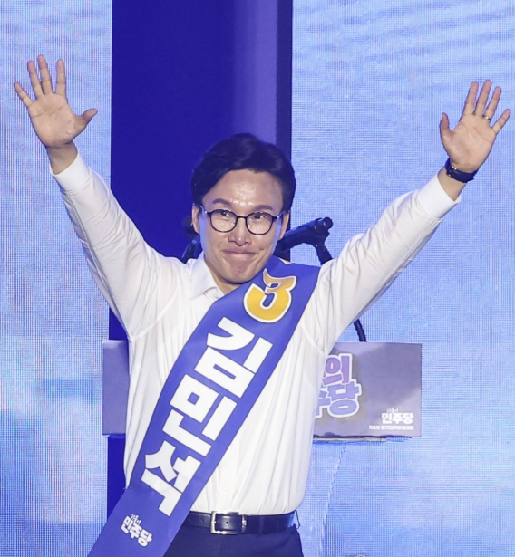 김민석 후보가 17일 대전 컨벤션센터에서 열린 제3회 더불어민주당 정기 전국당원대회에서 당 대표로 선출됐다. [사진=연합뉴스]