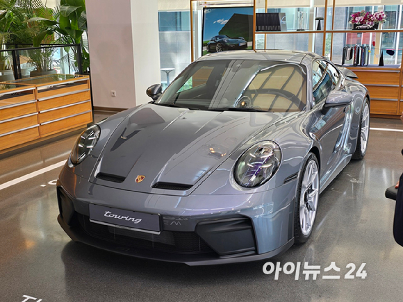 마티아스 부세 포르쉐코리아 대표가 27일 서울 강남구 포르쉐 스튜디오 청담에서 발표하고 있다. [사진=김종성 기자]