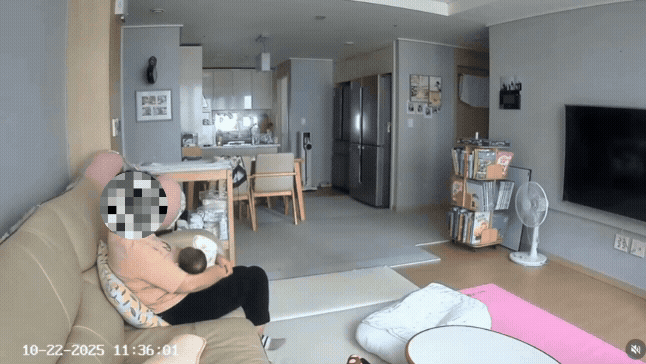 정부 인증까지 받은 산후도우미가 생후 1개월 된 신생아를 폭행&middot;학대한 정황이 담긴 영상이 공개돼 공분이 일고 있다. 사진은 지난해 10월 22일 대구 한 가정집 폐쇄회로(CC)TV 화면. [사진=보배드림 갈무리]