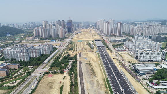동탄터널(중간 부분)의 상부로 공원조성을 위해 성토작업이 진행 중이다. [사진=LH]