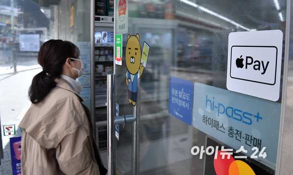 애플의 근거리무선통신(NFC) 결제 서비스 '애플페이' 시행 첫 날인 21일 오전 서울 중구 한 편의점에서 애플페이 스티커가 붙여져 있다. [사진=김성진 기자]