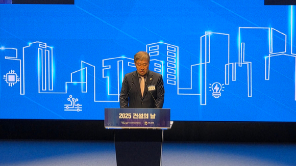 김윤덕 국토교통부장관이 27일 건설의 날 행사에서 축사를 하고 있다. [사진=이수현 기자]