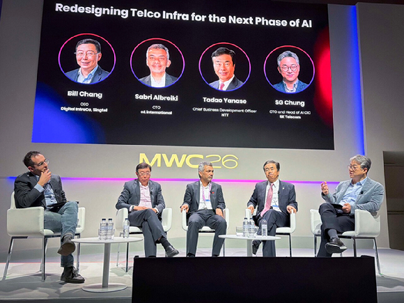 2일(현지시간) MWC26에서 부대행사로 열린 AI DC 관련 컨퍼런스에서 글로벌 주요 통신사 경영진들이 패널 토의하는 모습 [사진=SKT]