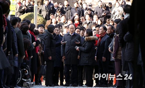 12·3 비상계엄 당시 국민의힘 원내대표로 국회 계엄 해제 요구안 의결을 방해한 혐의를 받는 추경호 의원이 2일 서울중앙지방법원에서 열린 구속 전 피의자 심문(영장실질심사)에 출석하고 있다. [사진=정소희 기자]