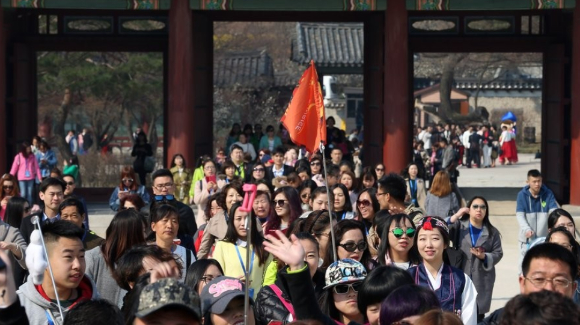 창덕궁을 방문한 중국인 단체 관광객들. [사진=연합뉴스]