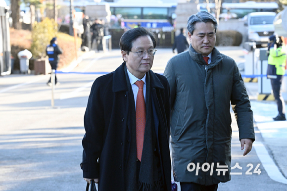 윤석열 대통령 측 변호인인 윤갑근 변호사가 6일 서울 종로구 헌법재판소에서 열린 윤석열 대통령 탄핵 심판 6차 변론기일에 출석하고 있다. [사진=사진공동취재단]