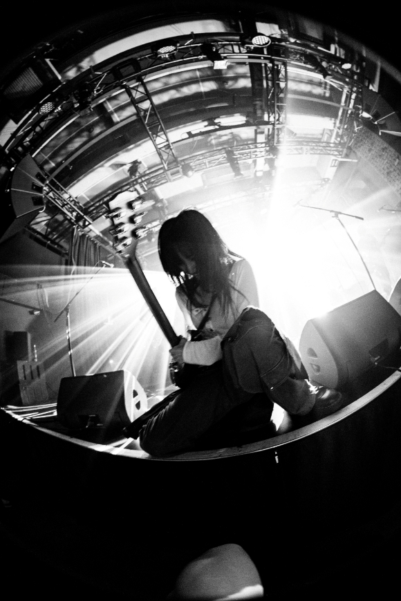 매미가 홍대 무신사 개러지(Musinsa Garage)에서 단독 콘서트 '2026 MEMI CONCERT 'BADidea : Out of Line'' 공연을 열고 무대를 선보이고 있다. [사진=데이원드림]