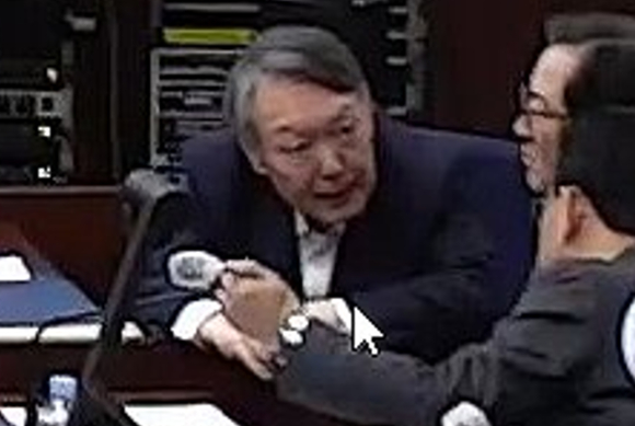 ) 12&middot;3 비상계엄 관련 내란 우두머리 혐의로 기소된 윤석열 전 대통령이 13일 서울 서초구 서울중앙지방법원 417호 형사대법정에서 열린 내란 우두머리 혐의 결심공판에 출석해 변호인들과 대화를 나누고 있다.[서울중앙지법 제공. 재판매 및 DB 금지] [사진=연합뉴스]