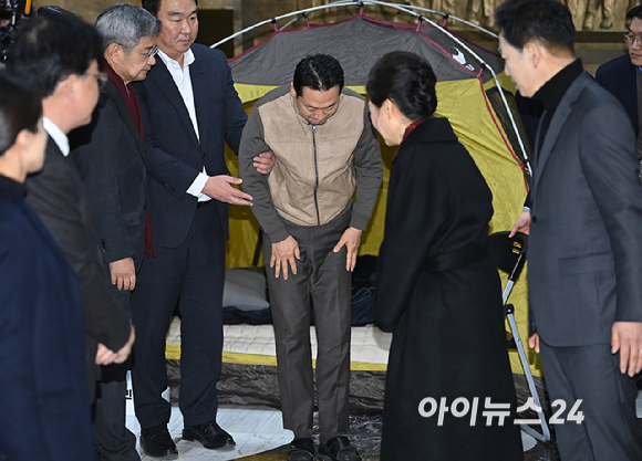 박근혜 전 대통령이 22일 쌍특검(통일교&middot;민주당 공천 뇌물 특검)을 요구하며 8일째 단식을 이어가는 국민의힘 장동혁 대표의 단식 현장을 방문해 대화를 나누고 있다. [사진=곽영래 기자]