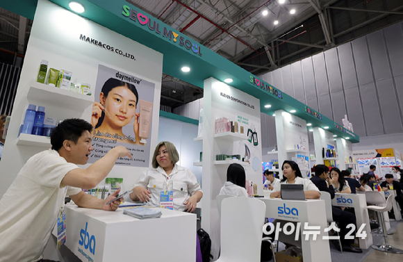 5일 베트남 호치민 SECC전시장에서 한국무역협회 주관 코엑스 주최로 열린 2025 베트남 국제 프리미엄 소비재전(VIPREMIUM)을 찾은 관람객들이 전시상품을 시식 해보고 있다. [사진=사진공동취재단]