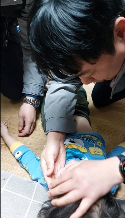 A양을 심폐소생술하는 경찰 [사진=서울 성북경찰서]