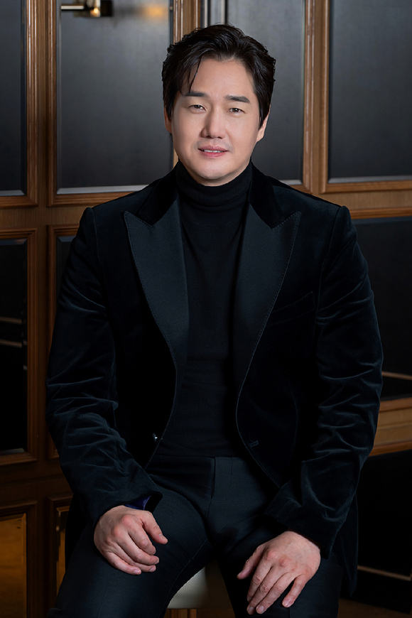 배우 유지태가 영화 '왕과 사는 남자' 인터뷰에 앞서 포즈를 취하고 있다. [사진=(주)쇼박스]