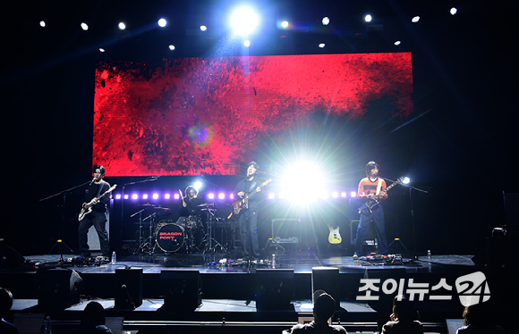 밴드 드래곤포니가 19일 오후 서울 서대문구 창천동 예스24 원더로크홀에서 열린 드래곤포니(Dragon Pony) 두 번째 EP '낫 아웃(Not Out)' 발매 기념 미디어 쇼케이스에 참석하고 있다. [사진=정소희 기자]