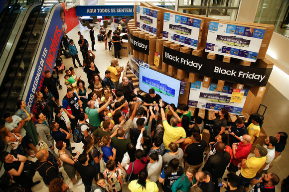 삼성전자가 지난 25일 블랙프라이데이를 맞이해 마련한 브라질 상파울루시 매장에 삼성 TV 제품을 구매하기 위해 사람들이 몰려있다. [사진=삼성전자]