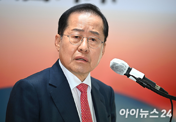 지난해 4월 18일 당시 홍준표 국민의힘 대선 경선 후보가 서울 여의도 캠프 사무실에서 '선진대국시대' 비전 발표(사회&middot;교육&middot;문화 분야)를 하고 있다. [사진=곽영래 기자]