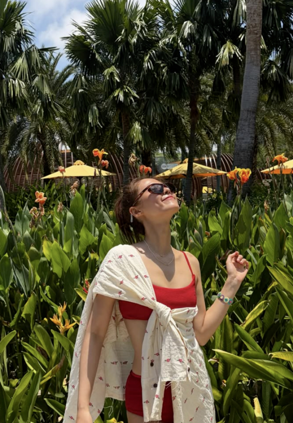 설현, 푸꾸옥서 레드 비키니 입고 늘씬 몸매 자랑