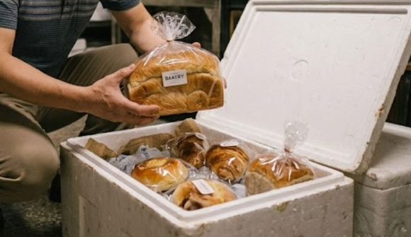 부산의 한 빵집 사장이 길거리에 버려진 박스를 주워 빵 배송에 사용한다고 밝혀 뭇매를 맞았다. 본 기사와 무관한, AI 생성 이미지. [사진=제미나이 생성 이미지]