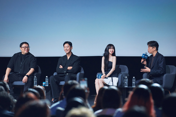 20일 싱가포르 마리나 베이 샌즈에서 열린 '디즈니 콘텐츠 쇼케이스 2024'에서 오리지널 시리즈 '조명가게'가 공개됐다. 강풀 작가(왼쪽부터)와 배우 주지훈, 박보영, 김희원 감독이 이야기를 나누고 있다. [사진=월트디즈니 컴퍼니]