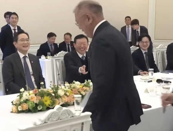 정의선 현대차 회장이 이 대통령 자리에 잘못 앉을 뻔해 현장에서 웃음이 터졌다. [사진=MKTK 유튜브 캡처]