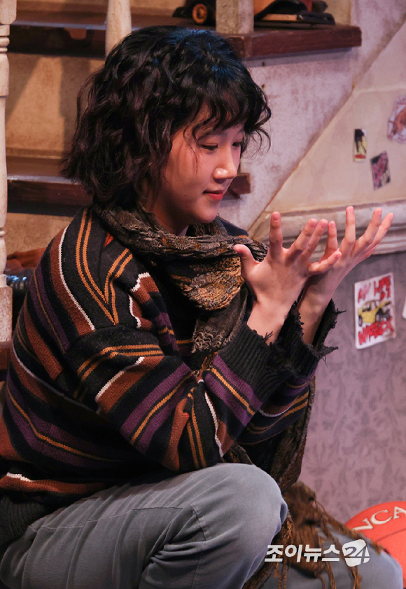 배우 김단이가 19일 오후 서울 종로구 동숭동 대학로티오엠에서 진행된 연극 '오펀스' 프레스콜에 참석해 열연을 펼치고 있다. [사진=문수지 기자]