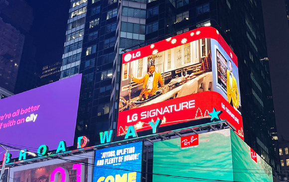 LG전자가 뉴욕 타임스스퀘어와 영국 런던 피카딜리광장 전광판에 세계적인 아티스트 존 레전드가 등장하는 '유 디저브 잇 올(You Deserve It All)' 뮤직비디오를 상영하고 있다. [사진=LG전자]