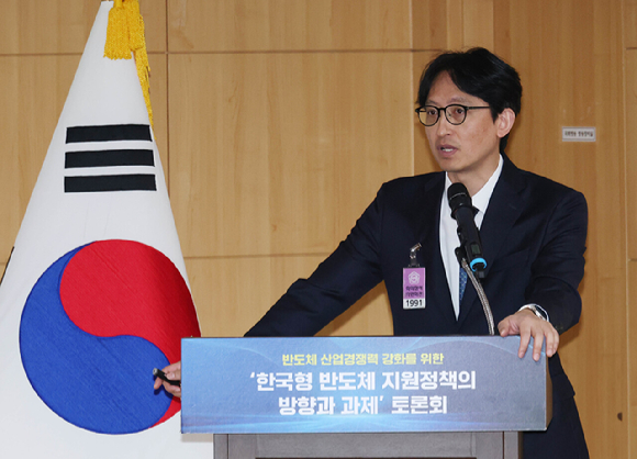 한국형 반도체 지원정책의 방향과 과제 토론회에서 조정식 ‘국가 미래비전 포럼’ 대표의원(앞줄 오른쪽 세번째), 이학영 ‘국가 미래비전 포럼’ 고문(국회부의장. 앞줄 오른쪽 두번째), 박일준 대한상공회의소 상근부회장(앞줄 오른쪽 첫번째) 등이 주요참석자들과 기념촬영을 하고 있다. [사진=대한상공회의소]
