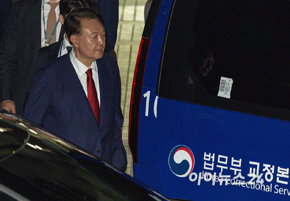 12.3 비상계엄 사태 관련 내란 혐의를 받는 윤석열 전 대통령이 9일 서울 서초구 서울중앙지방법원에서 구속 전 피의자 심문(영장실질심사)을 마치고 대기 장소인 서울구치소로 이동하고 있다. [사진=사진공동취재단]