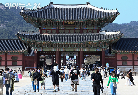 서울 종로구 경복궁을 찾은 시민들이 고궁 정취를 느끼고 있다. [사진=김성진 기자]