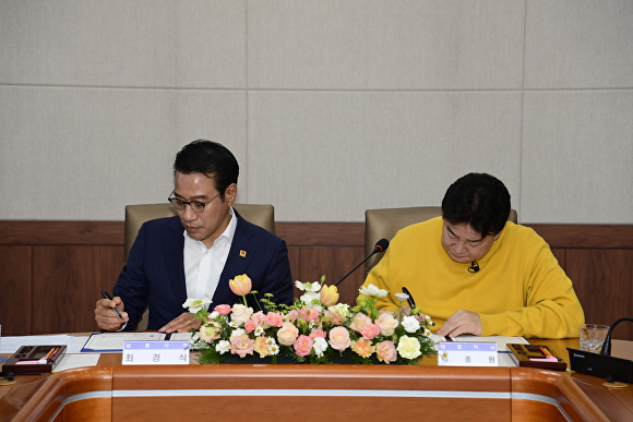 최경식 남원시장과 백종원 대표가 업무협약서에 서명하고 있다. [사진=남원시 ]