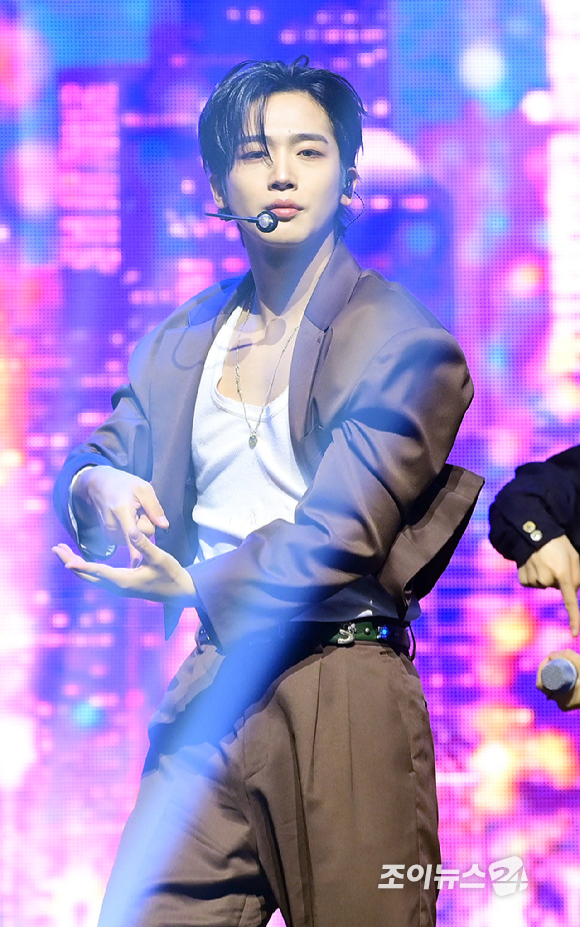 그룹 위아이 김요한이 29일 오후 서울 광진구 예스24라이브홀에서 열린 위아이(WEi) 여덟 번째 미니앨범 '원더랜드' 발매 기념 쇼케이스에 참석해 타이틀곡 '홈' 무대를 선보이고 있다. [사진=정소희 기자]