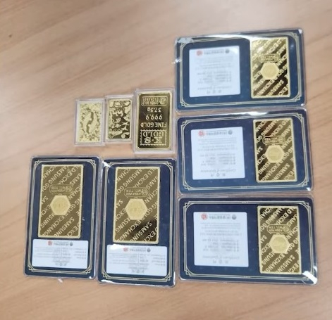 충북 제천의 한 지구대에 민원인이 순금 1억원 어치를 들고 왔다. [사진=경찰청 유튜브]