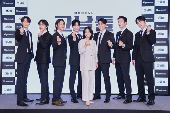 뮤지컬 '그날들' 커넥트 2026 행사에 참여한 유선호, 산들, 윤시윤, 박규원, 류수영, 최진혁, 김정현, 장유정 연출. [사진=케이티지니뮤직 ]