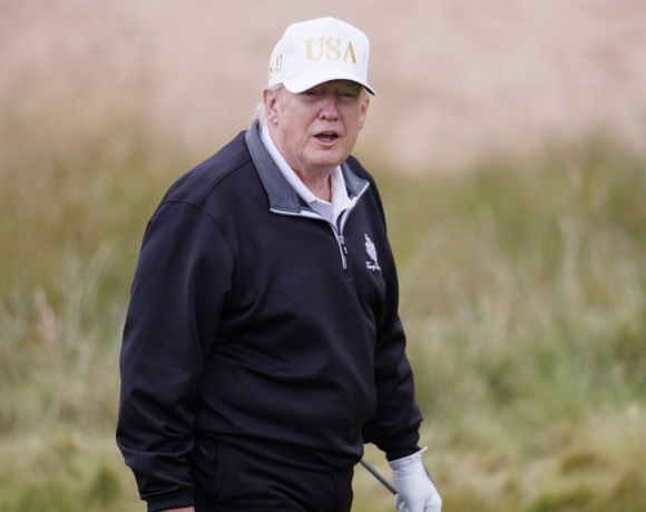 도널드 트럼프 미국 대통령이 영국 스코틀랜드 턴베리에 위치한 자신 소유의 골프장에서 골프를 치고 있는 모습. [사진=EPA/연합뉴스]