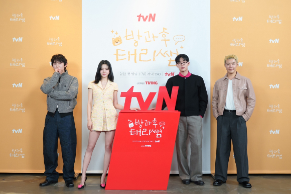김태리, 최현욱, 강남, 코드 쿤스트, 박지예 PD, 황슬우 PD가 20일 열린 tvN '방과후 태리쌤' 온라인 제작발표회에서 포즈를 취하고 있다. [사진=tvN]