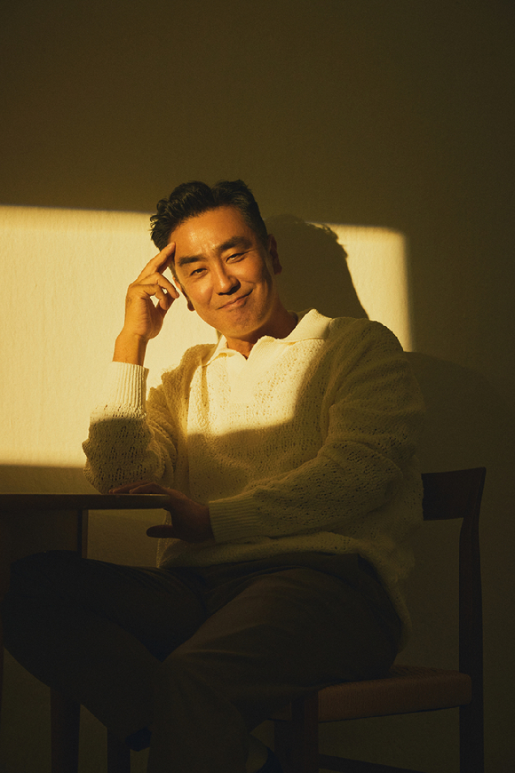 '무빙' 류승룡이 인터뷰에 앞서 사진촬영을 하고 있다. [사진=월트 디즈니컴퍼니 코리아]
