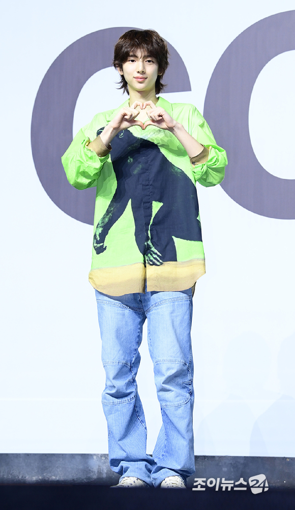 그룹 코르티스 주훈이 18일 오후 서울 용산구 블루스퀘어에서 열린 코르티스(CORTIS) 데뷔 쇼케이스 '컬러 아웃사이드 더 라인스'(COLOR OUTSIDE THE LINES)에 참석하고 있다. [사진=정소희 기자]