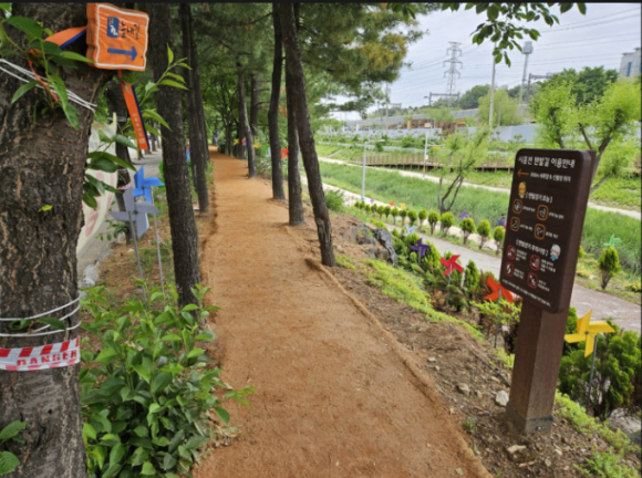 시흥시 정왕본동 시흥천 제방에 황톳길이 조성됐다. [사진=시흥시]