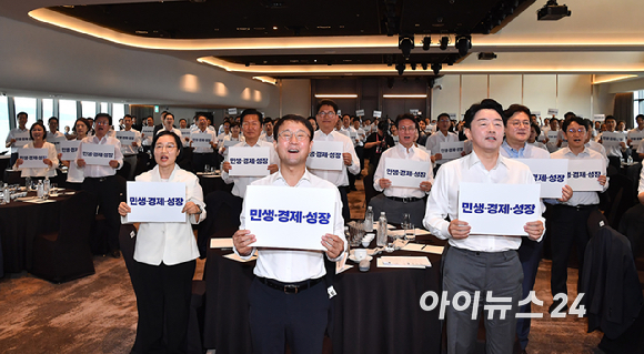 한병도 더불어민주당 대표 직무대행 겸 원내대표, 한성숙 국무총리 등 참석자들이 3일 서울 용산 서울드래곤시티호텔에서 열린 더불어민주당 후반기 국회 대비 국회의원 워크숍에서 손 피켓을 들고 구호를 외치고 있다. [사진=곽영래 기자]