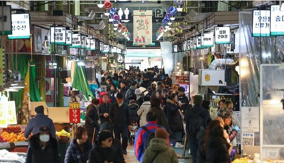 서울 시내 한 대형마트에서 시민들이 장을 보고 있다. [사진=전다윗 기자]