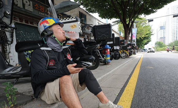 빠른 배송을 원하는 소비자들의 수요가 커지면서 퀵커머스 시장의 경쟁이 치열해지고 있다. 사진은 서울 테헤란로를 오가는 라이더 모습. [사진=연합뉴스]